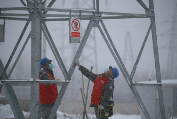 風(fēng)雪中的電力工人