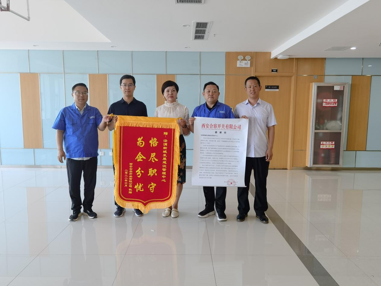 廠區(qū)西北角原釘子戶拆遷后遺留的垃圾順利清理完成，為項目建設(shè)掃除了障礙